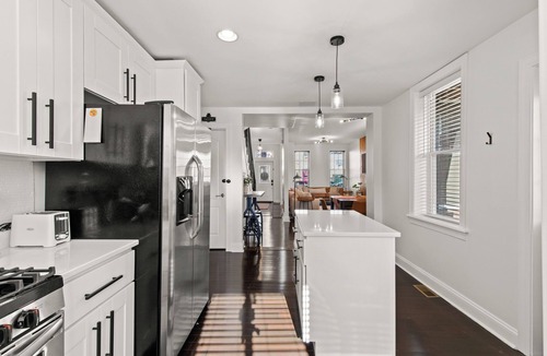 Lancaster House | Luxurious Lancasater home [6 beds - 10 guests]! FREE parking! Clean + walkable!