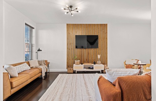 Lancaster House | Luxurious Lancasater home [6 beds - 10 guests]! FREE parking! Clean + walkable!