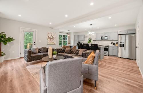 Maple Hill House | Luxury 5BR Home in Central Bloomfield Spot