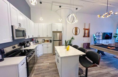 Near South Side Apartment | Luxury 6BR Suite with Pool Table Sleeps 12 Perfect for Group Stay Near McCormick Place, Grant Park and Soldier Field