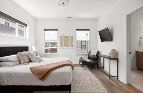 Lockerbie Square House | Luxury Downtown-Chatham Arch BoHo-style Townhome-Family Friendly