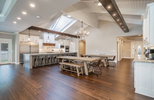 Mid America House | Luxury Lakefront Lodge - 16 Beds! 8 BRs! Sleeps 32!