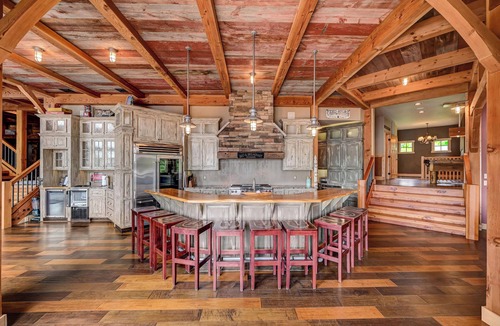 Montrose House | Luxury Lakefront Timber Frame Lodge: Hot Tub~ Kayaks~ Gym~ Fishing~ Sleeps 14+