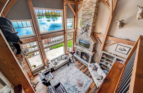 Montrose House | Luxury Lakefront Timber Frame Lodge: Hot Tub~ Kayaks~ Gym~ Fishing~ Sleeps 14+