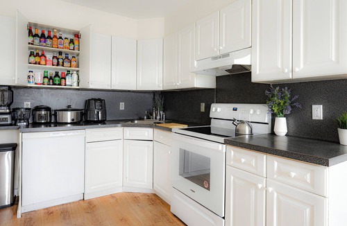 White Plains Villa | Luxury NYC Home with Free Parking for 12