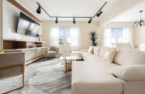 White Plains Villa | Luxury NYC Home with Free Parking for 12