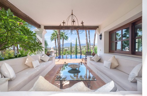 El Paraiso Villa | Luxury Villa Sildavia with Pool, Garden, Terrace, Balcony, A/C & Wi-Fi