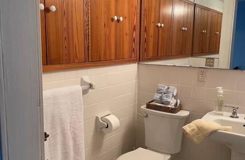 Washington Bed & Breakfast | Magnolia room at Chantilly bed & breakfast in delightful Washington with AC