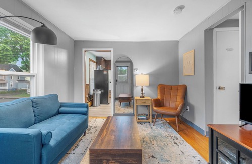 Center Apartment | Manchester 1-Bedroom Oasis APT Near Downtown Main Street. Pet-Friendly!