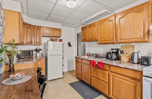 Swarthmore Apartment | Massive 1B/1B - King-Bed & Lounge/Living Room & Sunroom w/Parking!