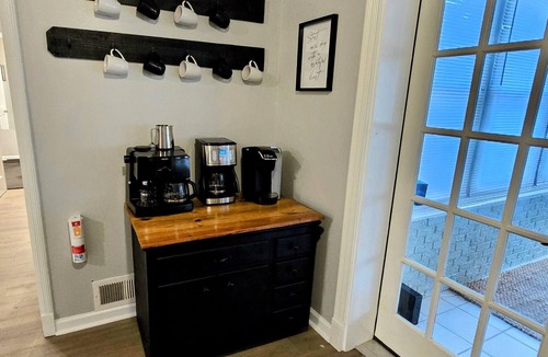 Ellendale House | Memphis Retreat w/Sunroom, Pool Table, Retro Gaming, Gym & Relaxing Vibe