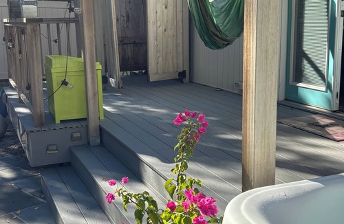 Glen Cove House | MerShell’s Beach House is a 5 minute walk from local beach/boardwalk or marina