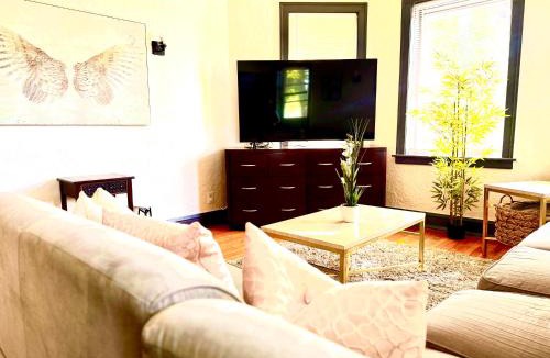 Gage Park Apartment | Midway Hideaway -Cozy 1BR- parking