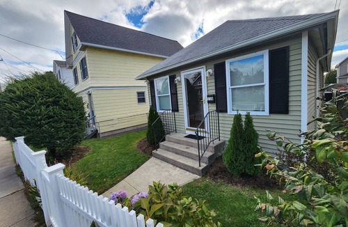 Devon House | Minutes to Walnut Beach, newly renovated 3 bedroom home