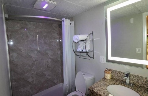 Henderson Hotel | Mirror Suite Smoking King Bed at Envi Boutique Hotel