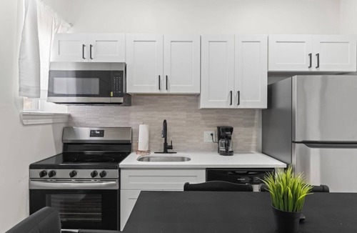 Primos Secane House | Modern 2 Bedroom 1 Bath Unit 2 Near Airport, Xfinity Arena And Eagles Stadium