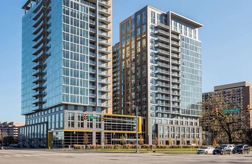 Crystal City Apartment | Modern | 2BR Apartment with Balcony | Crystal City Arlington | by GLS