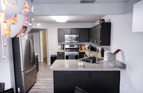 Fox Valley House | Modern 3-Bedroom Townhome with Full Amenities – Your Home Away from Home!