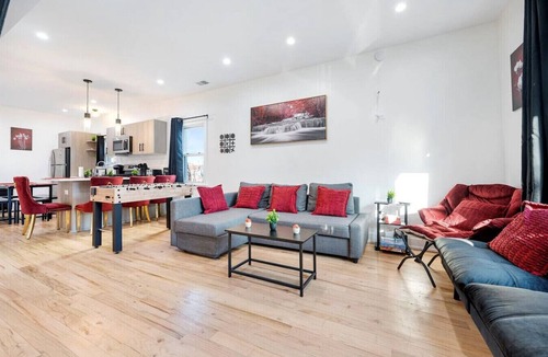 Pilsen Apartment | Modern 3 BR Apt - 5 Mins to Downtown Sleeps 10