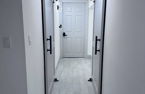 North Mayfair House | Modern 6 BR 3 Baths 11 beds Sleeps 17 Birthday