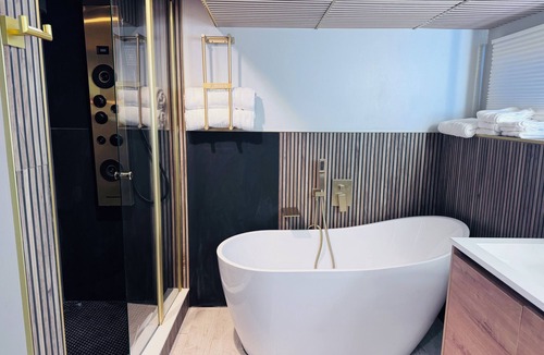 North Mayfair House | Modern 6 BR 3 Baths 11 beds Sleeps 17 Birthday