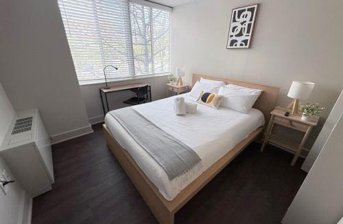 Pentagon City Apartment | Modern Apt in Prime Location - Walk to Metro
