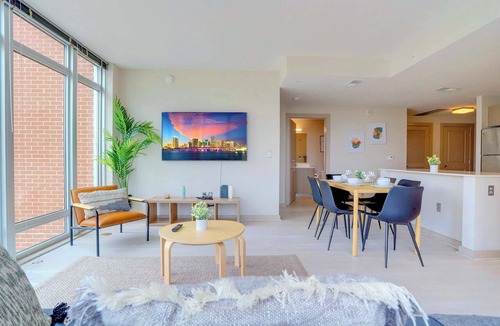 Crystal City Apartment | Modern Apt | Steps to Metro & Pentagon City