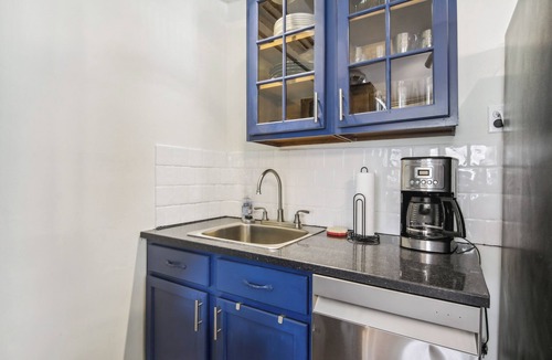 Cambridge Apartment | Modern Cambridge Cottage: Walk to Town, Waterfront