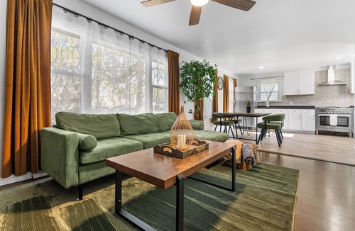 Chesterton House | Modern Comfort 3-bedroom house in lovely Chesterton with cool breeze and charm