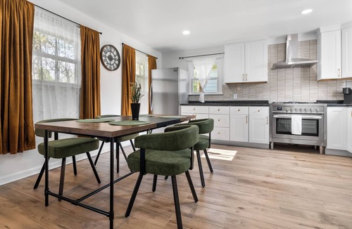 Chesterton House | Modern Comfort 3-bedroom house in lovely Chesterton with cool breeze and charm