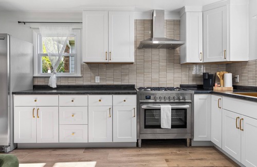 Chesterton House | Modern Comfort 3-bedroom house in lovely Chesterton with cool breeze and charm