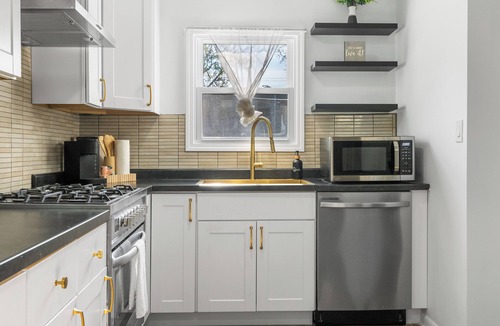 Chesterton House | Modern Comfort 3-bedroom house in lovely Chesterton with cool breeze and charm