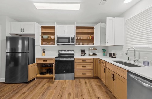 Taylors House | Modern & Comfy, Private Deck | 10 min to Paris Mtn + Greenville | Sleeps 6