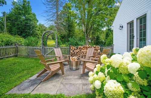 Lakeside Cottage | Modern, cozy 3 bedroom lakeside cottage