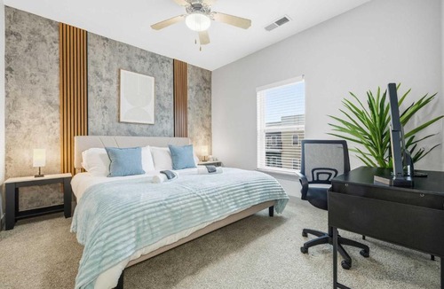 Downtown Indianapolis Apartment | Modern Downtown Indy 2BR Free Parking Walk to Lucas Oil & March Madness