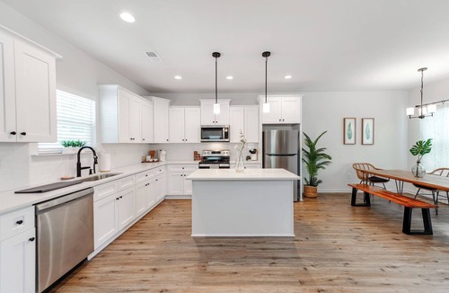 Charlotte House | Modern Home-4miles to city-Fully Fenced-Dogs ok!