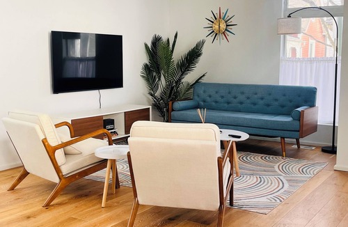 Windsor Park House | Modern Home in Historic Neighborhood-10 MINUTE walk to Top Eats