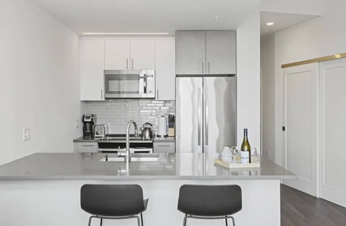 Bluemont Hotel | Modern Studio Near Ballston-MU Metro | Walk to Dining & Parks in Minutes