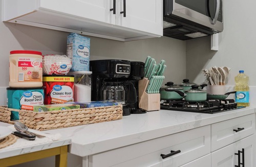 La Presa Apartment | Modern Studio w King Bed, Full Kitchen, Gated Yard