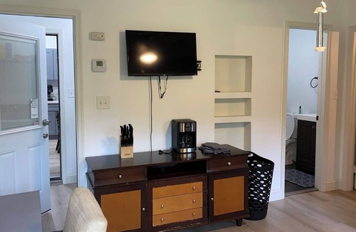 Whiteville House | MONTHLY STAYS-Spacious 8-bedroom house in delightful Whiteville-Abundant Parking