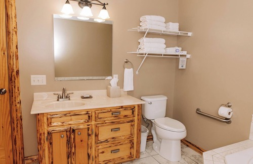 Dundee Cabin | Nature's Pathways Suite: Luxury Suite in Amish Country, Ohio.