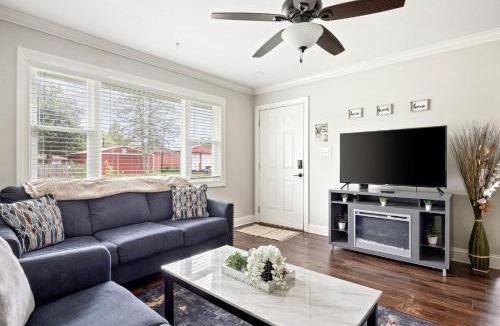 Acton House | Newly Remodeled Cozy Home Minutes to Downtown-Family Friendly