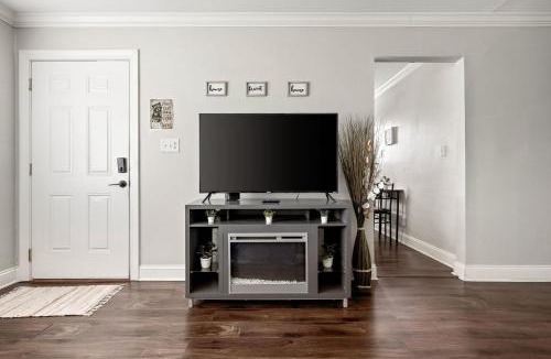 Acton House | Newly Remodeled Cozy Home Minutes to Downtown-Family Friendly