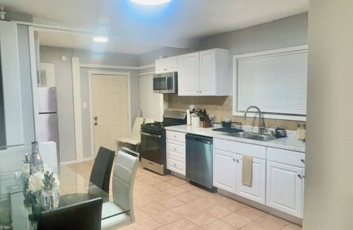 Springfield House | Newly renovated 6-bedroom 2bath single family house.