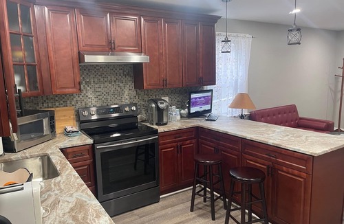 Rosslyn House | Newly Renovated Modern & Cozy Townhome conveniently located in Rosslyn - Parking