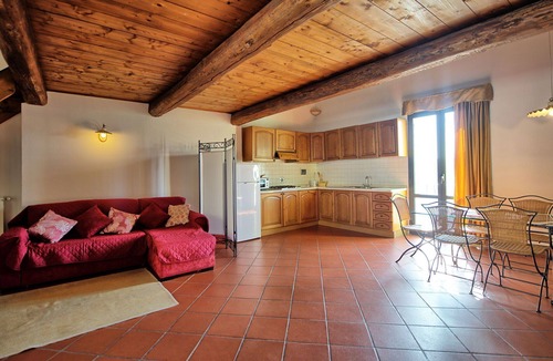 Montebonello Villa | Nice apartment in villa for 4 guests with A/C, WIFI, pool, TV, patio and pets allowed