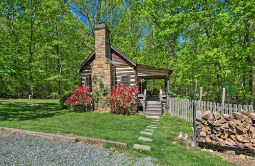 Free Union House | Numerous On-Site Trails: Earlysville Wooded Cabin