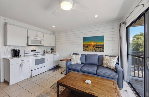 Hilton Head Island Villa | Oceanfront Condo - Rare King Bed + Bikes & Walk to Coligny