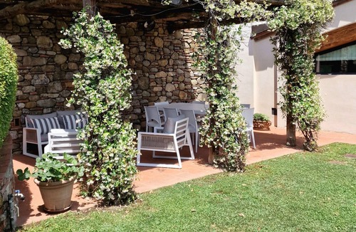 Monte San Quirico Villa | Old restored lemon house near the center