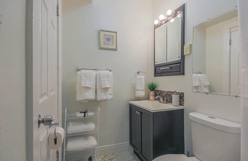 Forest Park Apartment | Peaceful One Bedroom Home near Chicago